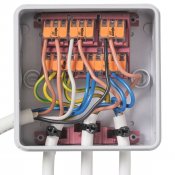 abb ap9 kopplingsdosa monterad med wagohållare as221.4 och wago 221 klämmor