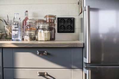 elko rs svart 4-vägs vägguttag monterat i kök