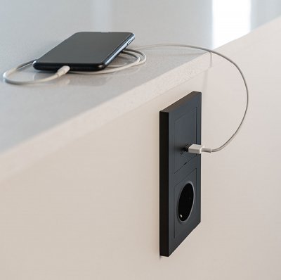 svart usb laddare köket laddar mobiltelefon